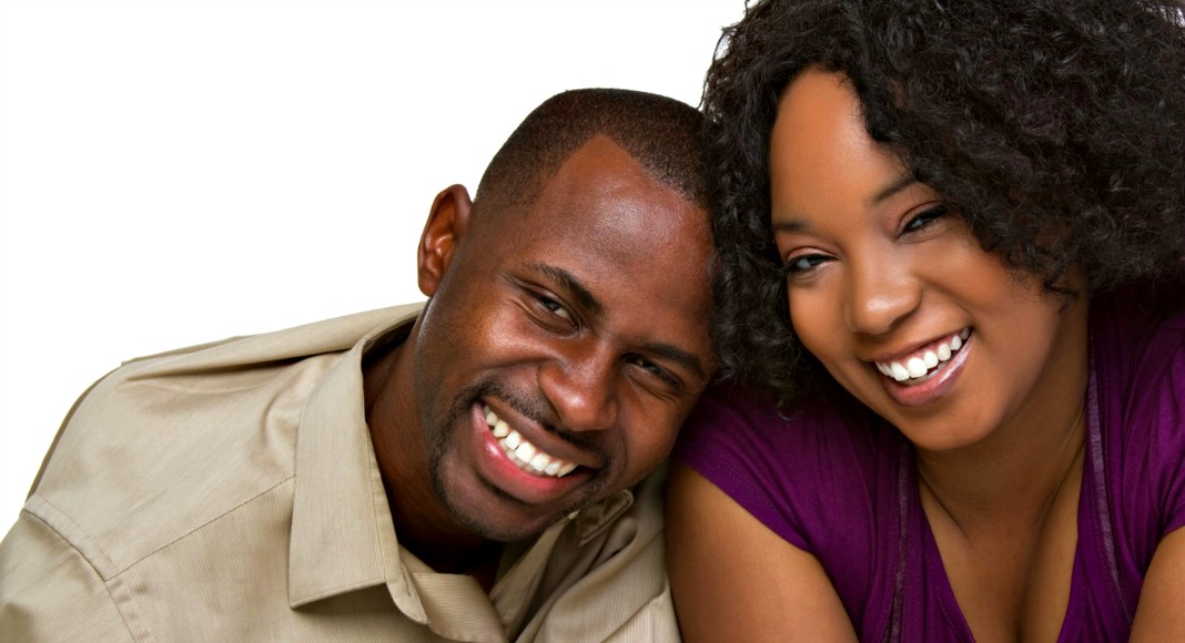 Casal jovem negro atuando como mentores