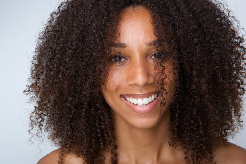 Mulher negra sorrindo